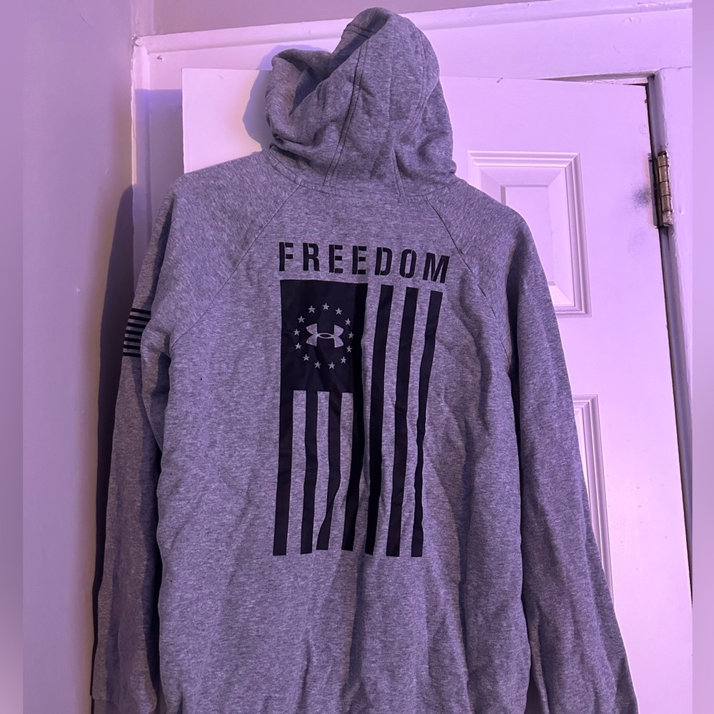 M men’s Under Armor hoodie